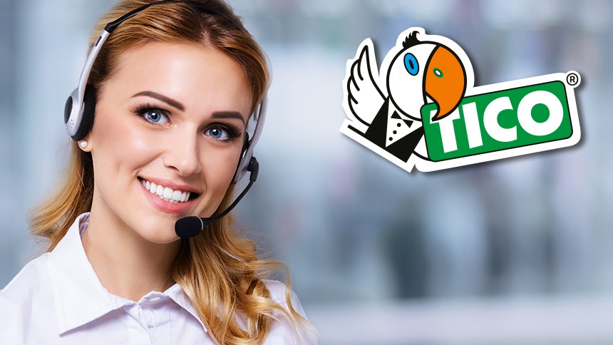Ragazza del servizio clienti in ufficio e logo tico